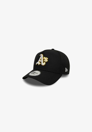 Schwarze Baseballkappe mit weißem und gelbem "A's"-Logo vorne. Verfügt über eine gebogene Krempe und ein Etikett auf der Unterseite der Krempe.