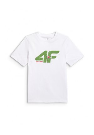 Biały t-shirt z krótkim rękawem z zielonym logo „4F”, małym piłkarzem kopiącym piłkę oraz czerwonym napisem „Kick & Score” na przodzie.