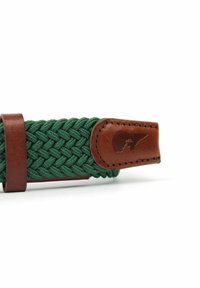 Bracelet en tissu tressé vert avec un accent en cuir marron, comportant un logo et des coutures. Le design est texturé et robuste.