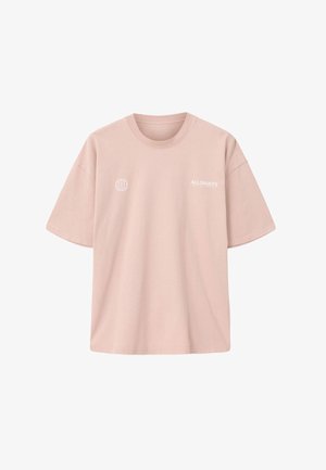 Lyserød T-shirt med korte ærmer, lille hvid globusgrafik på venstre bryst og teksten "ALLSAINTS" på højre bryst.
