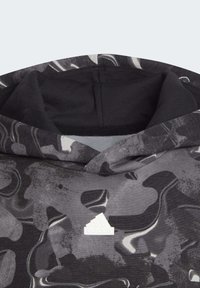 Felpa nera con cappuccio caratterizzata da un motivo grigio marmorizzato, una fodera interna morbida e un'etichetta bianca del logo Adidas vicino al collo.