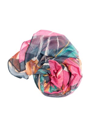 Pañuelo ligero enrollado, con patrones abstractos en rosa, verde azulado, naranja y gris sobre una tela suave y transparente.