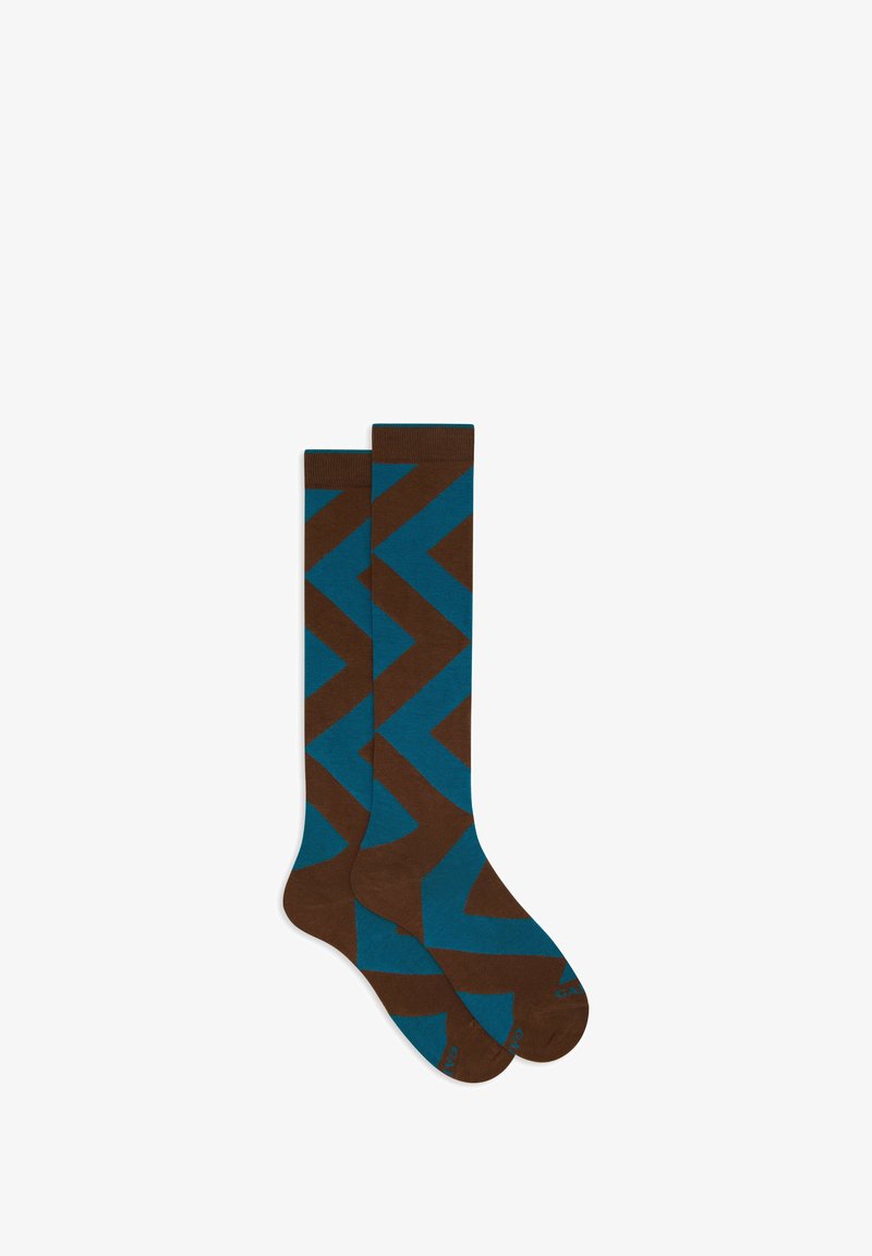 Calze marroni con un audace motivo a zigzag in teal, realizzate in un morbido materiale testurizzato. Design al ginocchio con punta rinforzata.