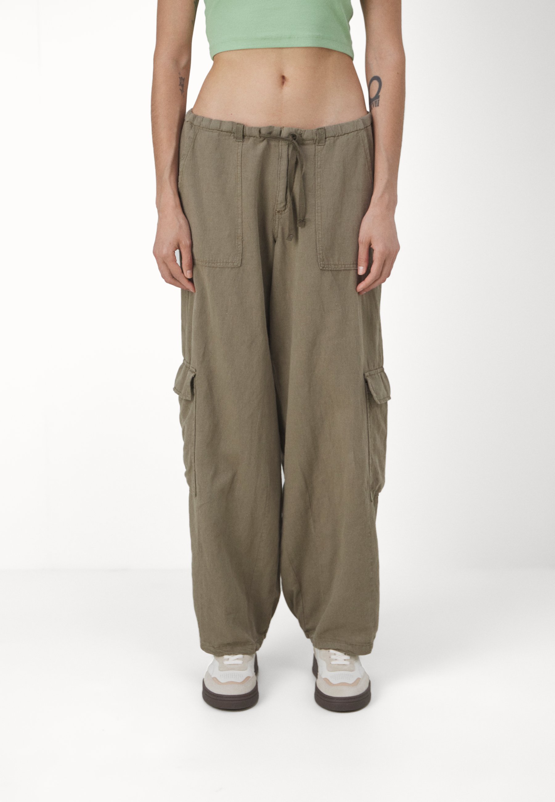 Urban Outfitters BDGカーゴーパンツ BDG Y2K Low-Rise Cargo Pant | Urban Outfitters