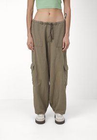BDG Urban Outfitters Hlačami s stranskimi žepi - khaki