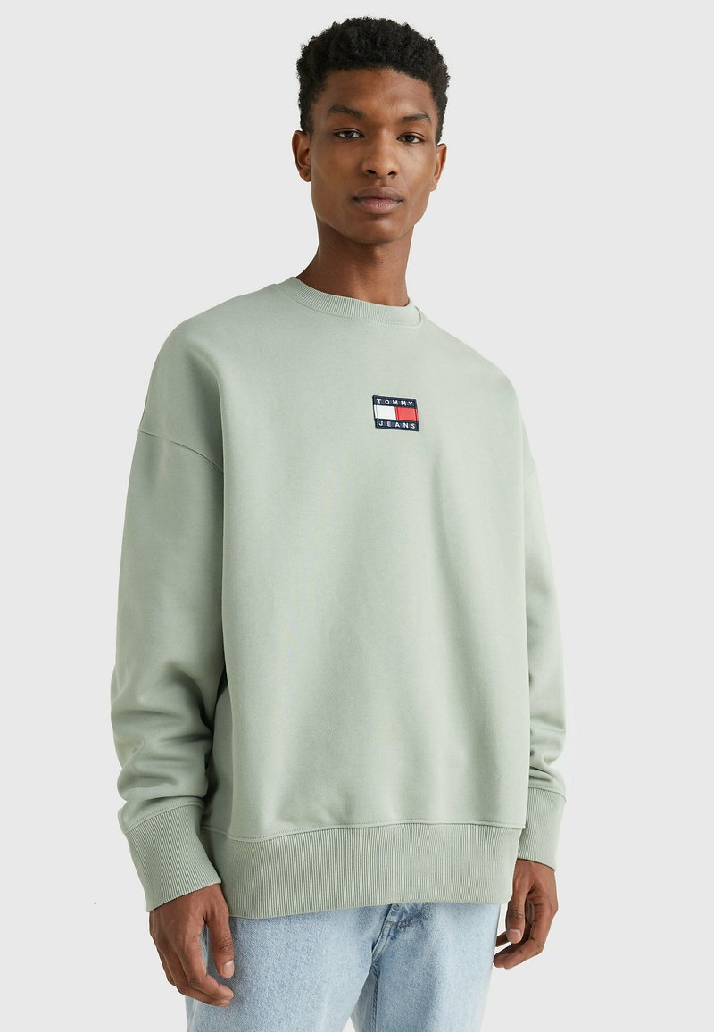 tommy jeans badge crew unisex