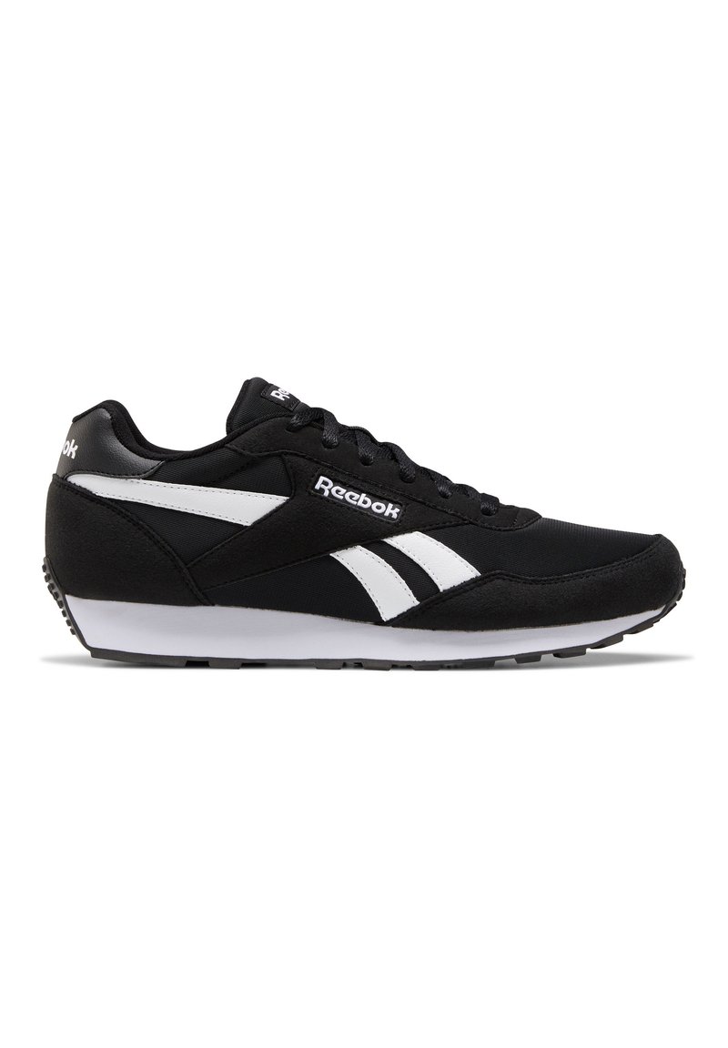 Zapatilla deportiva negra con acentos en blanco, que cuenta con una parte superior de ante y malla, diseño con cordones y suela texturizada para mayor agarre. Logo de Reebok presente.