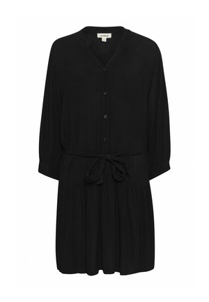Juoda suknelė, pagaminta iš lengvos medžiagos, su V-formos iškirpte, mygtukų priekyje, trijų ketvirčių rankovėmis, elastinga juosmens linija ir surištas diržas.