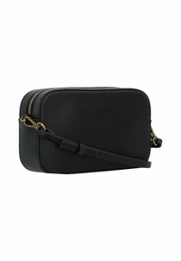 Borsa a tracolla nera in pelle con forma rettangolare, zip dorata e tracolla regolabile. Texture liscia con dettagli di design minimalisti.