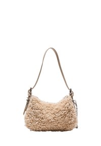 Borsa in pelliccia sintetica beige con forma curva, manico corto e dettagli in metallo argentato. Texture morbida con una superficie soffice.
