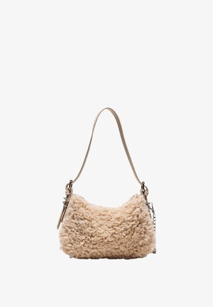 Beige Kunstfelltasche mit einer geschwungenen Form, kurzem Riemen und silbernen Metallakzenten. Weiche Textur mit fluffiger Oberfläche.