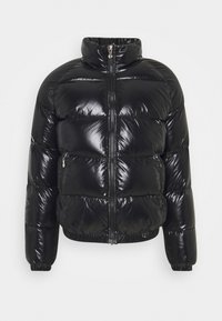 Svart pufferjacka i glänsande material, med hög krage, dragkedja fram och ribbade manschetter. Den quiltade designen framhäver en puffy textur.