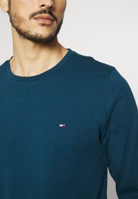 Tommy Hilfiger LOGO LONG SLEEVE TEE - Camisola de manga comprida - dark lakeside