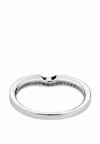 Anello d'argento con un design a forma di cuore, caratterizzato da una finitura lucida, bordi lisci e una fascia interna texturizzata.