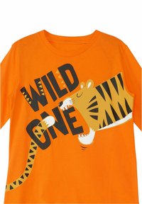Oranje katoenen T-shirt met een tijgerafbeelding met zwarte strepen en de tekst "WILD ONE" in vette zwarte en gele letters.