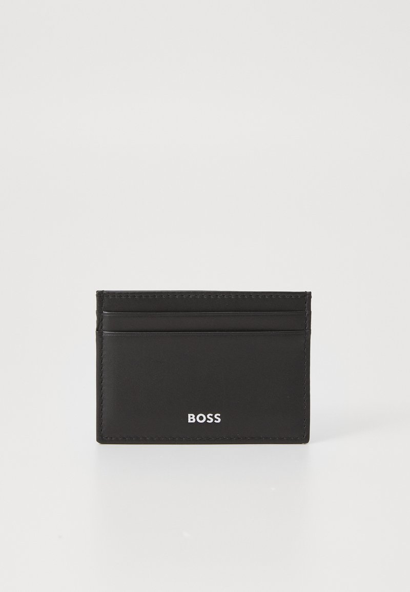 Porta-cartões em couro preto com múltiplos slots para cartões, logótipo em relevo na parte da frente, textura suave e design limpo e minimalista.