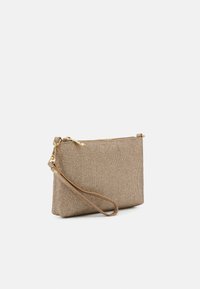 Borsa a mano in bronzo intrecciato con cerniera dorata e tracolla staccabile. Forma rettangolare, tessuto testurizzato e design minimalista.