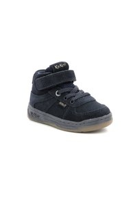 Donkerblauwe suede hoge schoen met gaas tong, rubberen zool en klittenbandsluiting. Bevat metalen oogjes en branding aan de zijkant.