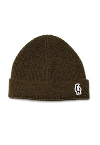 Berretto lavorato a maglia verde oliva con texture a coste e orlo ripiegato. Presenta un piccolo logo di pinguino bianco sul lato.