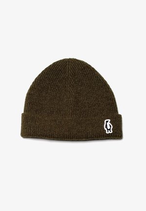 Olijfgroene gebreide beanie met een geribbelde textuur en een omgeslagen manchet. Heeft een klein wit pinguïnlogo aan de zijkant.