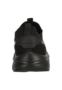 Schwarzer Sportschuh mit einem Obermaterial aus Mesh, elastischem Kragen und gepolsterter Sohle. Minimalistisches Design mit einem strukturierten Rückenteil und einer Schlaufe für einfaches Anziehen.