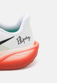 Nike Performance AIR ZOOM PEGASUS 41 EK - Apavi skriešanai pa asfaltu - white/black/pale ivory/dragon red/stadium green