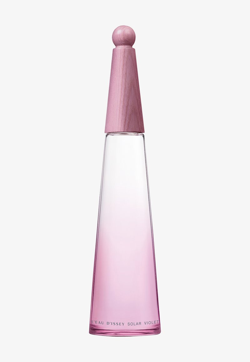 Botella de perfume de vidrio rosa con forma cónica, con una tapa de madera y un efecto de degradado en color rosa. El texto en la base dice "L'Eau D'Issey Solar Violette."