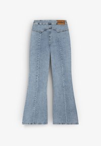 Helle blaue Schlagjeans mit hoher Taille, ausgestattet mit einem braunen Markenpatch und dezenten Vorder- und Rücknähten. Weiche Denim-Textur.