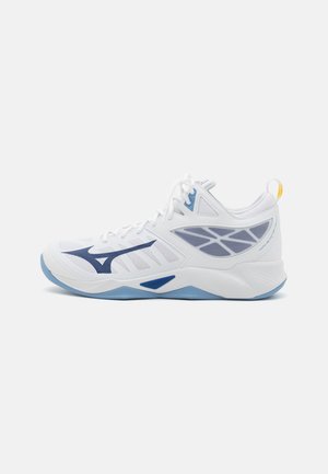 Scarpa sportiva bianca con accenti blu, pannelli in rete e suola testurizzata. Presenta un sistema di allacciatura e un tallone imbottito, che offre stabilità.