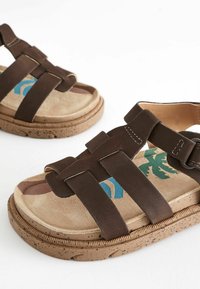 Next REGULAR FIT - Sandále na platforme - brown