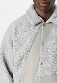 Umbro COACH JACKET - Flísová bunda - harbor mist/ultimate gray