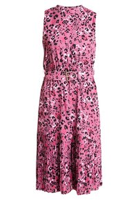 Ärmelloses pinkes Kleid mit einem schwarz-weißen Leopardenmuster, tailliert mit einem Gürtel, fließender, plissierter Rock.