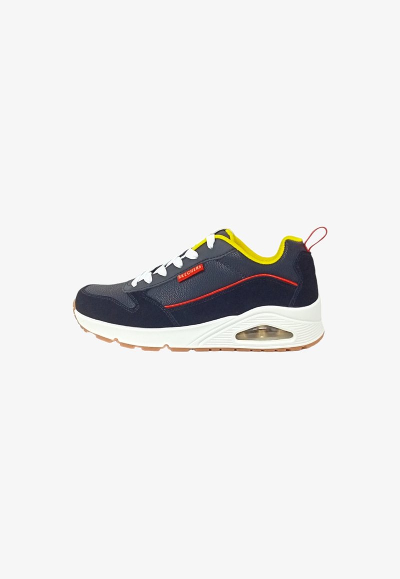 Sneaker atletica blu con lacci bianchi, dettagli gialli, cuciture rosse e una suola intermedia con cuscino d'aria visibile. Suola in gomma con grip texture.