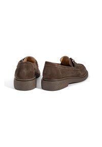 Braune Wildleder Slipper mit runder Spitze, Akzentnähten und einer strukturierten Gummisohle für besseren Halt und Komfort.