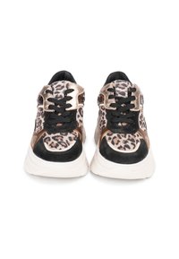 Baskets en imprimé léopard avec un mélange de daim et de cuir, dotées de lacets noirs, d'une languette rembourrée et d'une semelle blanche épaisse.