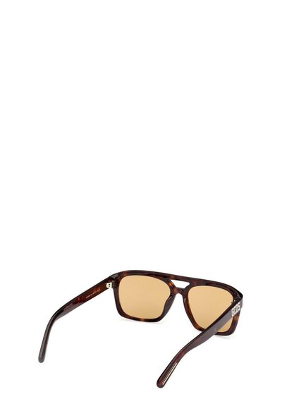 Gafas de sol cuadradas en carey marrón con lentes ámbar y logo de GCDS en las varillas, mostradas desde un ángulo posterior.