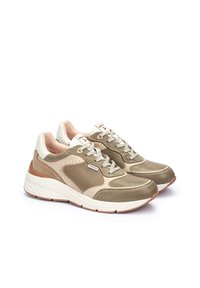 Baskets à lacets en cuir vert olive et beige avec un col rembourré, des accents texturés et une semelle en caoutchouc blanc présentant un motif subtil.