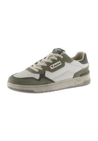 Sneaker verde e bianche con una combinazione di texture liscia e scamosciata, dotate di dettagli perforati, un patch con logo e una suola in gomma.