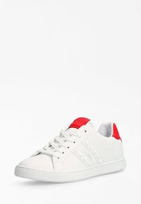 Baskets blanches avec accent rouge au talon, dotées d'une tige synthétique lisse, d'un bout arrondi, d'un laçage à l'avant et de détails latéraux à motif de galets.