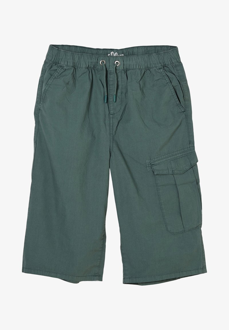 Shorts cargo verts arrivant aux genoux avec une taille élastique, un cordon de serrage, des poches latérales et une poche à rabat sur la jambe droite.
