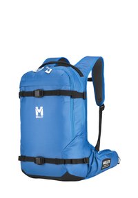 Blauer Rucksack mit strukturierter Oberfläche, Fronttasche, schwarzen Trägern und gepolstertem Rücken. Mit Millet-Logo und verstellbaren Schnallen.
