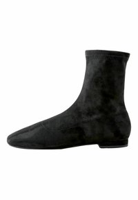 Sort ruskind ankelstøvle med spids tå og tætsiddende design, der har en glat overflade og kort hæl. Enkel og minimalistisk stil.