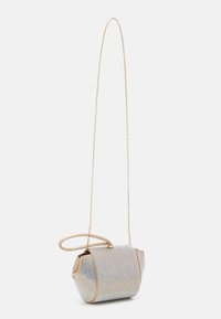 Sac à main argent métallique avec un design structuré, orné d'accents brillants et d'une bandoulière en chaîne dorée. Équipé d'une poignée ronde sur le dessus.