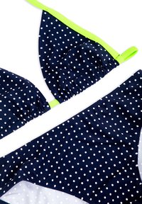 Granatowy bikini w białe kropki, z jas Зеленым wykończeniem i regulowanymi ramiączkami. Miękka tkanina z marszczonymi detalami.