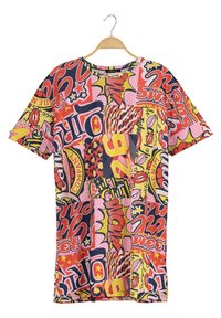 Farverig grafisk t-shirt med forskellige fede mønstre, herunder tekst og læber, i nuancer af rød, pink, gul og blå. Korte ærmer.