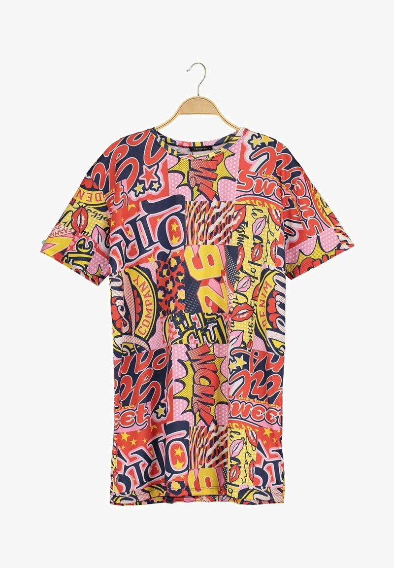 Värikäs graafinen t-paita, jossa on erilaisia rohkeita kuvioita, mukaan lukien teksti ja huulet, punaisen, vaaleanpunaisen, keltaisen ja sinisen sävyissä. Lyhyet hihat.