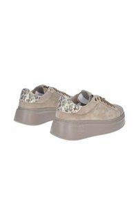 Sneakers platform in suede beige con accenti in stampa leopardata sul tallone, lacci frontali e suole spesse color taupe mostrati di lato e da dietro.