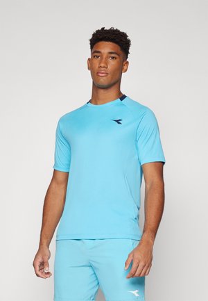 Helles blaue Sport-T-Shirt mit kurzen Ärmeln, rundem Halsausschnitt und einem dunkelblauen Akzent am Kragen. Kleines Logo auf der linken Seite.