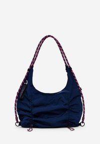 Marineblaue Nylon-Schultertasche mit gerafften Seiten, Lila- und cremefarbenen gestreiften Griffen sowie schwarzer Hardware. Verfügt über ein einzelnes Fach und Kordelzugakzente.