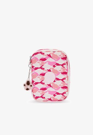 Reißverschlussetui in Pink mit Wellenmuster, ausgestattet mit Weiß, Dunkelpink und Hellpink. Enthält einen Fellanhänger und ein Logo-Patch.